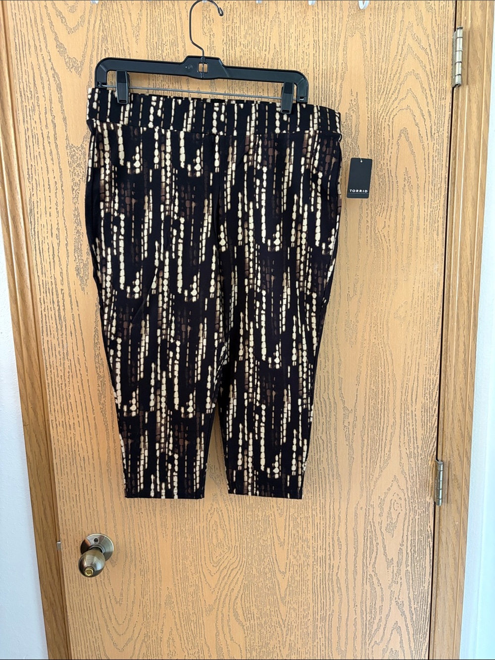 Torrid Black Crop Legging with Cream Abstract Print